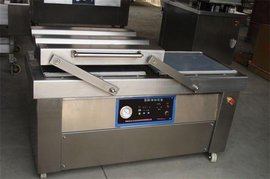 在選用小型真空包裝機(jī)時(shí)應(yīng)著重考慮下列因素